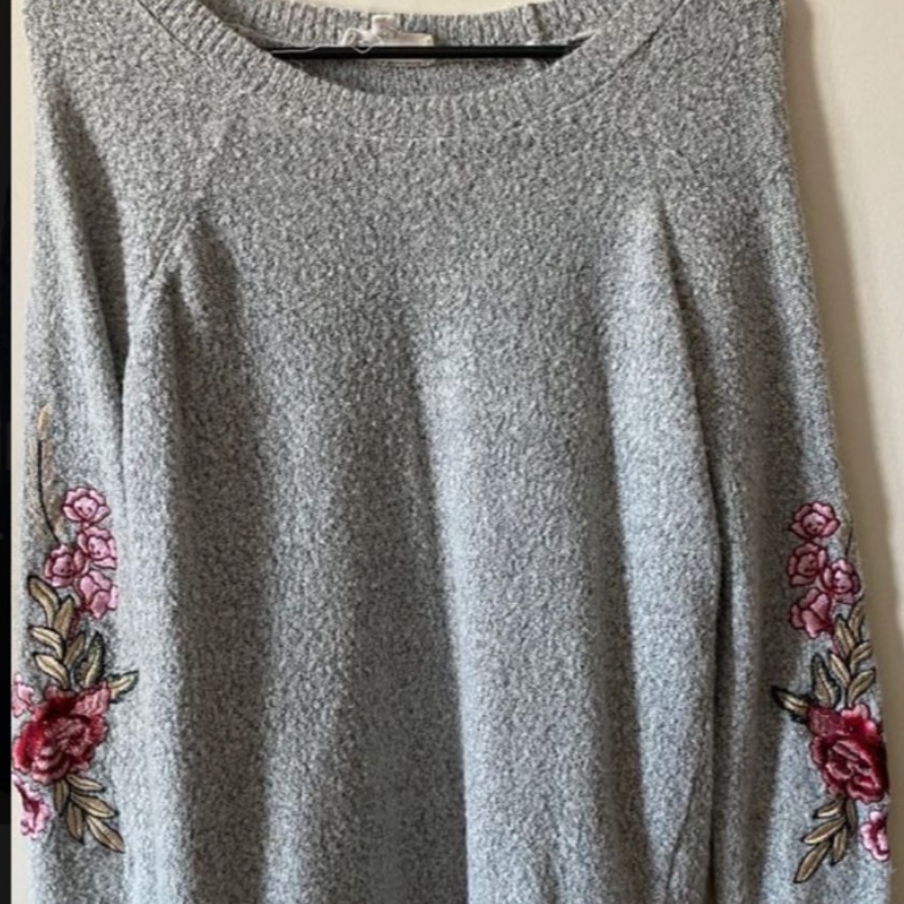 Long sleeve sweater flower elbow detail
